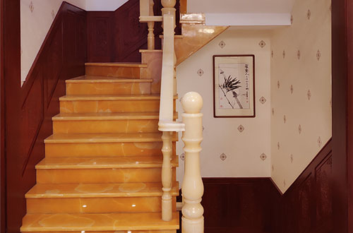 阿里中式别墅室内汉白玉石楼梯的定制安装装饰效果