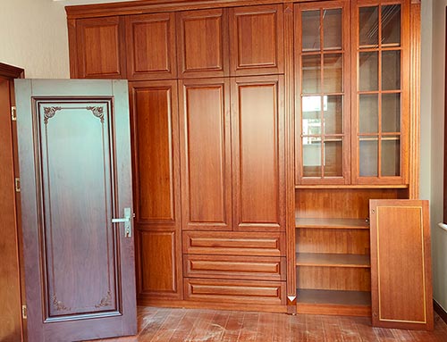 阿里中式家庭装修里定制的实木衣柜效果图